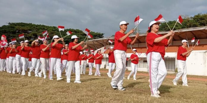 WhatsApp Image 2024-08-17 at 00.27.01 Komunitas Tionghoa Banyuwangi menggelar kirab bendera Merah Putih merayakan HUT Kemerdekaan RI, Sabtu (17/8/2024). (Foto/udi)