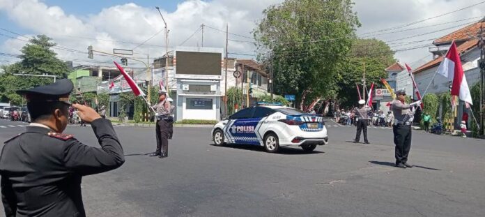 WhatsApp Image 2024-08-17 at 06.42.20 Personel Satlantas Polresta Banyuwangi mengajak pengguna jalan hening dan hormat bendera Merah Putih di momen detik-detik Proklamasi HUT Kemerdekaan RI, Sabtu (17/8/2024). (Foto/udi)