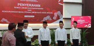 Sekkab Banyuwangi Mujiono didampingi Kalapas Agus Wahono menyerahkan remisi kepada warga binaan serangkaian Hari Kemerdekaan RI ke-79, Sabtu (17/8/2024). (Foto/udi)