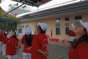 Komunitas Tionghoa Banyuwangi mengikuti lomba HUT Kemerdekaan RI ke-79. (Foto/udi)