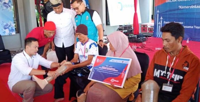 WhatsApp Image 2024-08-18 at 08.08.26 Serangkaian HUT ke-40 PT Angkasa Pura II membagikan kaki palsu dan peralatan lain bagi difabel di Bandara Banyuwangi, Sabtu (18/8/2024). (Foto/udi)