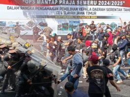 Aparat Polresta Banyuwangi bersama Brimob menggelar latihan sispamkota jelang pilkada, Senin (19/8/2024). (Foto/udi)