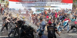 Aparat Polresta Banyuwangi bersama Brimob menggelar latihan sispamkota jelang pilkada, Senin (19/8/2024). (Foto/udi)