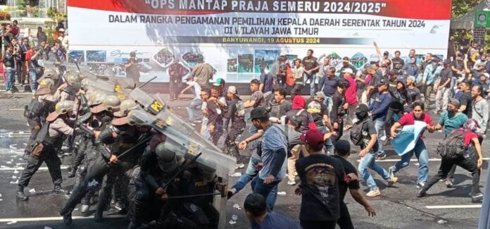 Aparat Polresta Banyuwangi bersama Brimob menggelar latihan sispamkota jelang pilkada, Senin (19/8/2024). (Foto/udi)