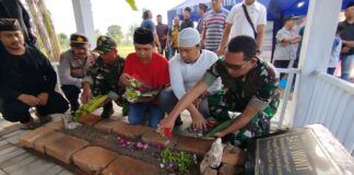 Dandim 0825 Banyuwangi meresmikan renovasi petilasan makam Sayu Wiwit di Desa Parangharjo, Kecamatan Songgon, Minggu (18/8/2024). (Foto/Pendim Banyuwangi)