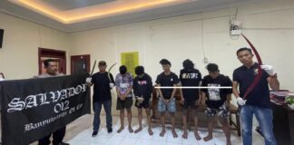 Aparat Polsek Muncar, Banyuwangi mengamankan anggota geng motor yang diduga melakukan pengeroyokan di Muncar. (Foto/ist)