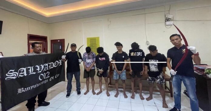 WhatsApp Image 2024-08-22 at 13.02.40 Aparat Polsek Muncar, Banyuwangi mengamankan anggota geng motor yang diduga melakukan pengeroyokan di Muncar. (Foto/ist)