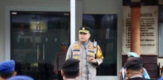 Kapolresta Banyuwangi Kombes Pol. Nanang Haryono memimpin apel pagi, Senin (26/8/2024). (Foto/Humas Polresta Banyuwangi)
