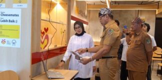 Bupati Banyuwangi Ipuk Fiestiandani mengecek pemasangan aplikasi Si Jaka, Senin (26/8/2024). (Foto/udi)