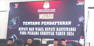 Jajaran KPU Banyuwangi memberikan sosialisasi ke media terkait persiapan pendaftaran Cabup/cawabup Banyuwangi, Senin (28/8/2024). (Foto/udi)