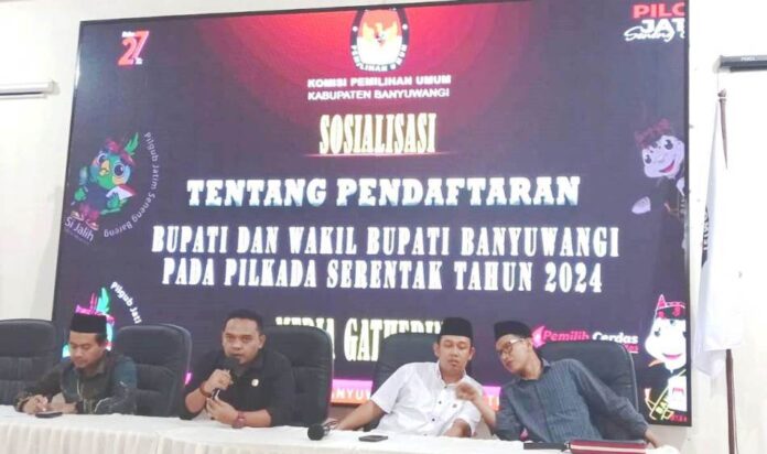 Jajaran KPU Banyuwangi memberikan sosialisasi ke media terkait persiapan pendaftaran Cabup/cawabup Banyuwangi, Senin (28/8/2024). (Foto/udi)