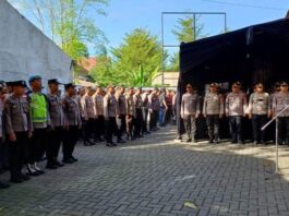 Personel Polresta Banyuwangi menggelar apel pengamanan di Kantor KPU Banyuwangi, Selasa (27/8/2024). (Foto/udi)