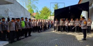 Personel Polresta Banyuwangi menggelar apel pengamanan di Kantor KPU Banyuwangi, Selasa (27/8/2024). (Foto/udi)