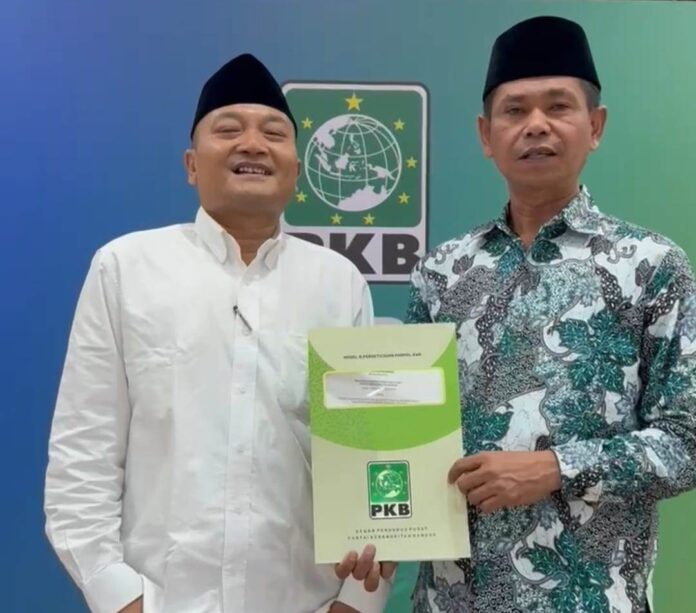 WhatsApp Image 2024-08-27 at 06.49.04 Pasangan Gus Makki-Ali Ruchi yang akan menantang calon petahana di Pilkada Banyuwangi. (Foto/ist)