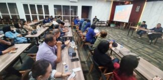 Ketua DPD NasDem Banyuwangi Ali Mustofa dan Sekretaris Pebdi Arisdiawan mengumpulkan para kader dan pengurus, Selasa (27/8/2024). (Foto/udi)