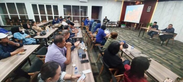 WhatsApp Image 2024-08-27 at 15.39.41 Ketua DPD NasDem Banyuwangi Ali Mustofa dan Sekretaris Pebdi Arisdiawan mengumpulkan para kader dan pengurus, Selasa (27/8/2024). (Foto/udi)