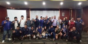 Ketua DPD NasDem Banyuwangi Ali Mustofa dan Sekretaris Pebdi Arisdiawan mengumpulkan para kader dan pengurus, Selasa (27/8/2024). (Foto/udi)