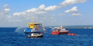 Kapal Basarnas memadamkan kebakaran kapal dalam latihan gabungan di Selat Bali, Kamis (29/8/2024). (Foto/udi)