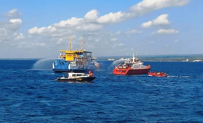 Kapal Basarnas memadamkan kebakaran kapal dalam latihan gabungan di Selat Bali, Kamis (29/8/2024). (Foto/udi)