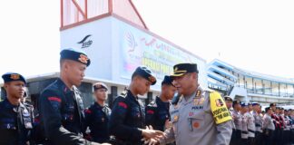 Karo Ops Polda Jatim, Kombes Pol. Puji Santosa menyapa personel dalam Apel Pasukan Pengamanan KTT IAF di Pelabuhan Ketapang, Kamis (29/8/2024). (Foto/Humas Polresta Banyuwangi)