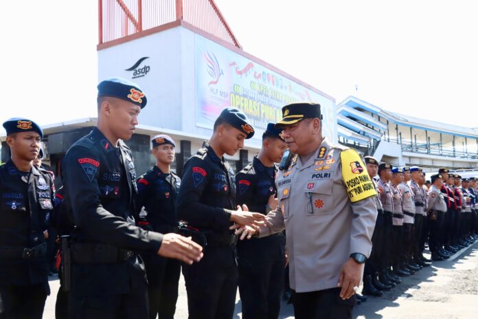 WhatsApp Image 2024-08-29 at 05.06.01 Karo Ops Polda Jatim, Kombes Pol. Puji Santosa menyapa personel dalam Apel Pasukan Pengamanan KTT IAF di Pelabuhan Ketapang, Kamis (29/8/2024). (Foto/Humas Polresta Banyuwangi)