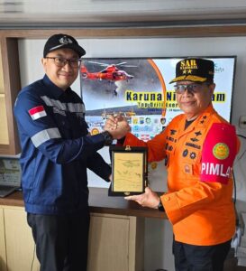 Sekretaris Direktorat PT DLU, Tunggul Aryo bersama Pimpinan Latihan Basarnas usai latihan penyelamatan kapal, Kamis (29/8/2024). (Foto/ist) 