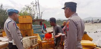 Personel Polsek Pesanggaran, Banyuwangi menggelar patroli di pelabuhan rakyat dan kawasan pesisir, Jumat (30/8/2024). (Foto/Humas Polresta Banyuwangi)