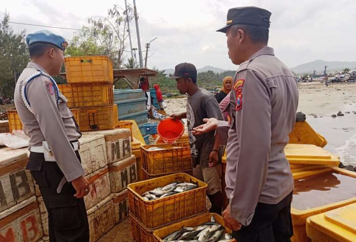 WhatsApp Image 2024-08-30 at 05.34.34 Personel Polsek Pesanggaran, Banyuwangi menggelar patroli di pelabuhan rakyat dan kawasan pesisir, Jumat (30/8/2024). (Foto/Humas Polresta Banyuwangi)