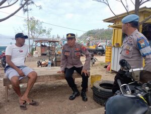 Personel Polsek Pesanggaran, Banyuwangi menggelar patroli di pelabuhan rakyat dan kawasan pesisir, Jumat (30/8/2024). (Foto/Humas Polresta Banyuwangi)