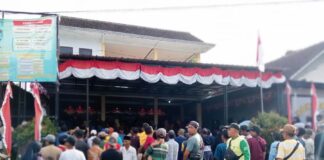Warga Desa Pakel, Kecamatan Licin, Banyuwangi mendengarkan sosialisasi Timdu Kabupaten terkait status lahan yang berpolemik, Jumat (30/8/2024). (Foto/udi)