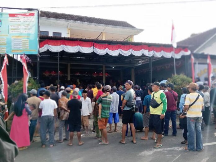 WhatsApp Image 2024-08-30 at 09.39.57 Warga Desa Pakel, Kecamatan Licin, Banyuwangi mendengarkan sosialisasi Timdu Kabupaten terkait status lahan yang berpolemik, Jumat (30/8/2024). (Foto/udi)