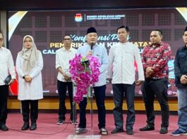 Jajaran KPU Banyuwangi bersama dua paslon Bupati-Wakil Bupati Banyuwangi usai menjalani pemeriksaan kesehatan di RS Saiful Anwar, Malang, Sabtu (31/8/2024). (Foto/KPU Banyuwangi)