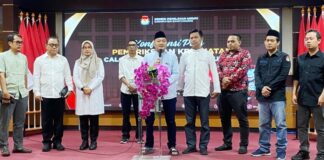 Jajaran KPU Banyuwangi bersama dua paslon Bupati-Wakil Bupati Banyuwangi usai menjalani pemeriksaan kesehatan di RS Saiful Anwar, Malang, Sabtu (31/8/2024). (Foto/KPU Banyuwangi)