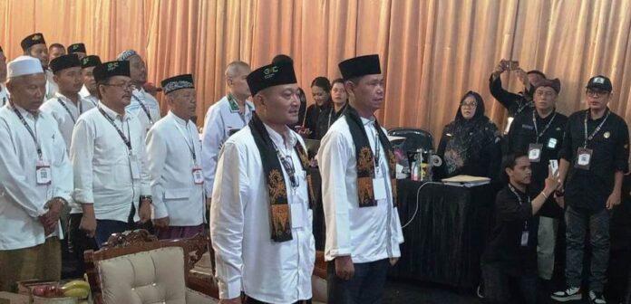 ali maki Paslon Ali Makki – Ali Ruchi mendaftar Cabup/cawabup ke KPU Banyuwangi, Rabu (28/8/2024). (Foto/udi)