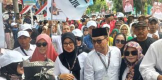 Ribuan warga mengiringi pasangan Cabup/cawabup Banyuwangi Ipuk – Mujiono mendaftar ke KPU Banyuwangi, Rabu (28/8/2024). (Foto/udi)