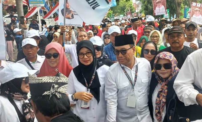 imun Ribuan warga mengiringi pasangan Cabup/cawabup Banyuwangi Ipuk – Mujiono mendaftar ke KPU Banyuwangi, Rabu (28/8/2024). (Foto/udi)
