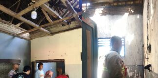 Warga melihat kamar rumah yang terbakar dan melukai penghuninya di Desa Jambewangi, Kecamatan Sempu, Banyuwangi, Senin (12/8/2024). (Foto/Damkarmat Banyuwangi)