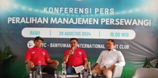 Presiden Klub Persewangi Banyuwangi Laskar Blambangan, Handoko (tengah) memberikan keterangan kepada wartawan, Rabu (28/8/2024). (Foto/udi)