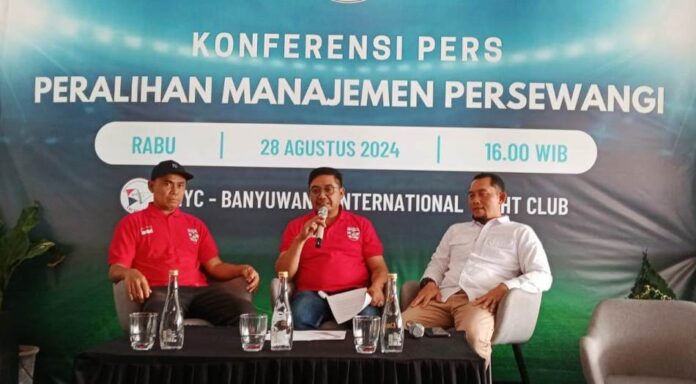 persewangi Presiden Klub Persewangi Banyuwangi Laskar Blambangan, Handoko (tengah) memberikan keterangan kepada wartawan, Rabu (28/8/2024). (Foto/udi)