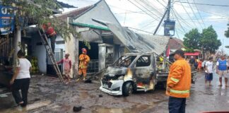 Petugas memadamkan kebakaran ruko yang menghanguskan sebuah mobil pikap di Desa Purwoasri, Kecamatan Tegaldlimo, Banyuwangi, Selasa (13/8/2024). (Foto/udi)