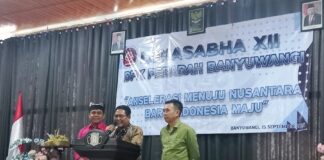 Tiga anggota DPRD Banyuwangi (Patemo, Sofiandi, Gede Sudro) memberikan semangat kepada pemuda Hindu yang tergabung dalam Peradah, Minggu (15/9/2024). (Foto/udi)