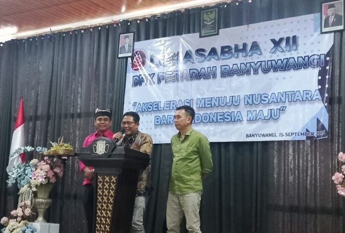 Tiga anggota DPRD Banyuwangi (Patemo, Sofiandi, Gede Sudro) memberikan semangat kepada pemuda Hindu yang tergabung dalam Peradah, Minggu (15/9/2024). (Foto/udi)