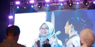 Bupati Ipuk Fiestiandani dalam ajang Anugerah Musik Banyuwangi (AMB) bersama penyanyi papan atas Banyuwangi, Suliyana. (Foto/Humas Pemkab Banyuwangi)