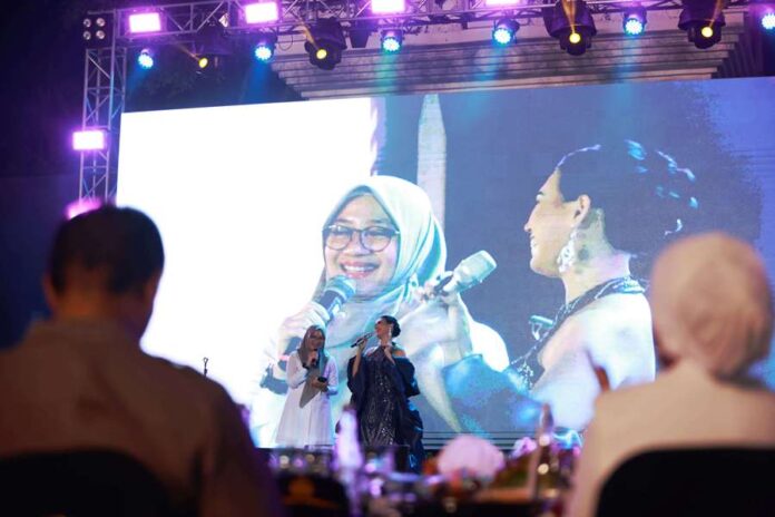 IMG-20240901-WA0012 Bupati Ipuk Fiestiandani dalam ajang Anugerah Musik Banyuwangi (AMB) bersama penyanyi papan atas Banyuwangi, Suliyana. (Foto/Humas Pemkab Banyuwangi)