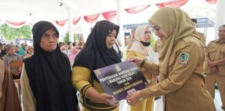 Bupati Banyuwangi Ipuk Fiestiandani menyerahkan bantuan Program Wenak, Senin (2/9/2024). (Foto/Humas Pemkab Banyuwangi)