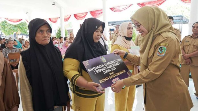 IMG-20240902-WA0042 Bupati Banyuwangi Ipuk Fiestiandani menyerahkan bantuan Program Wenak, Senin (2/9/2024). (Foto/Humas Pemkab Banyuwangi)