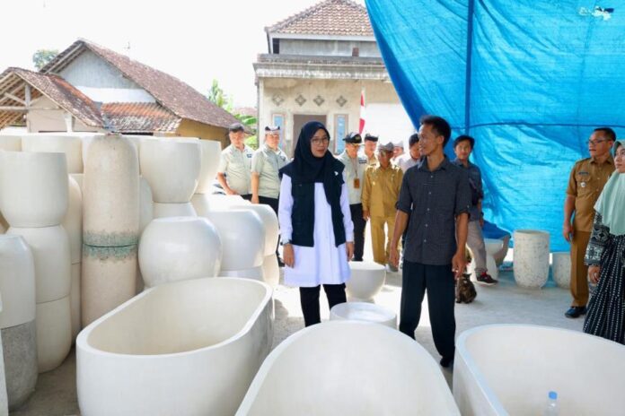 IMG-20240904-WA0142 Kerajinan furnitur berbahan limbah plastik di Desa Genteng Wetan, Kecamatan Genteng, Banyuwangi. (Foto/Humas Pemkab Banyuwangi)