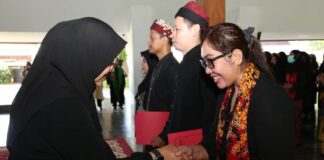 Bupati Banyuwangi Ipuk Fiestiandani menyerahkan SK Jabatan Fungsional kepada ASN, Kamis (5/9/2024). (Foto/ist)