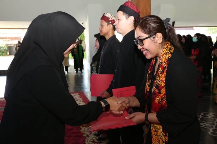 IMG-20240905-WA0081 Bupati Banyuwangi Ipuk Fiestiandani menyerahkan SK Jabatan Fungsional kepada ASN, Kamis (5/9/2024). (Foto/ist)