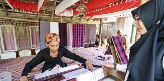 Perajin tenun tradisional di Desa Jambesari, Kecamatan Giri, Banyuwangi sedang mengerjakan kain. (Foto/Humas Pemkab Banyuwangi)